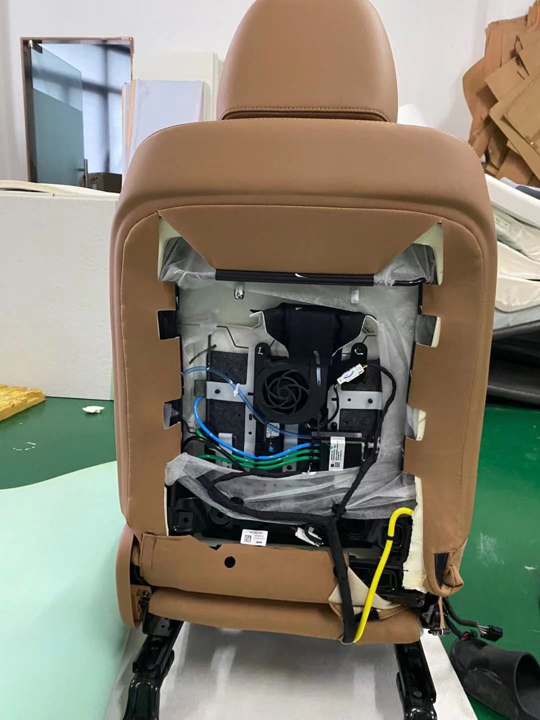 同樣在背部也加裝了換能器。